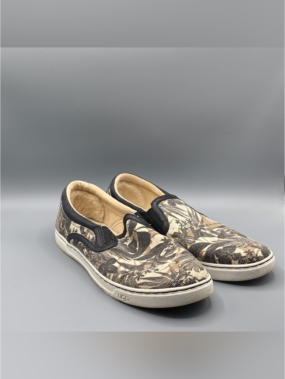 UGG Women's Black and Tan Patterned Flats - Picture 4 of 4